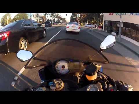 Un motard passe un feu orange