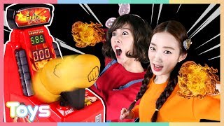 펀치킹 미니 게임기로 캐리와 루시의 손가락 힘 대결 놀이! | 캐리와장난감친구들