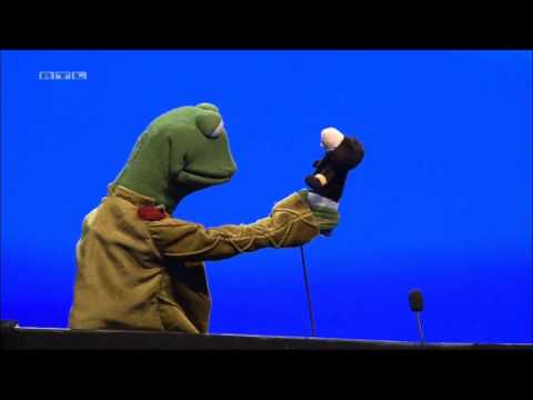 Froschn Falkenhorst als Puppenspieler