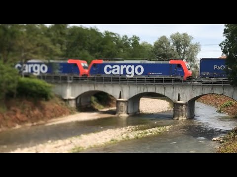 Borgomanero - treno sul torrente Agogna quando c'era il passaggio a livello in via F. Maioni (1/2)