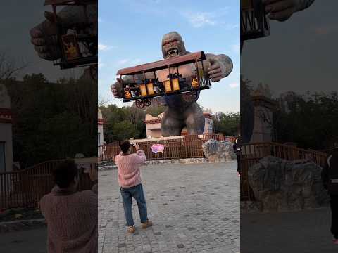 King Kong Lifts a Train Full of People… The Ending Is Unexpected! 😱🚆