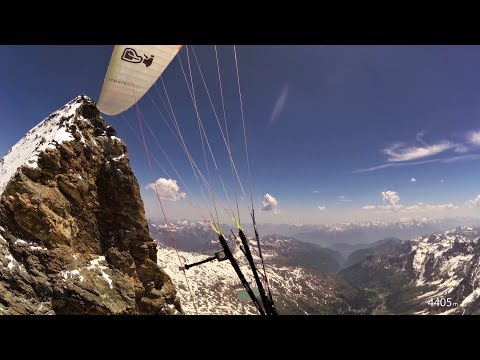 Mit dem Gleitschirm über dem Matterhorn (4478m)