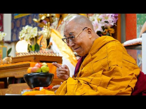 Polémica por video que circula en redes sociales en que el Dalái Lama besa a un menor