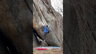 Video thumbnail of Le trou du culte, 8a (sit). Targasonne