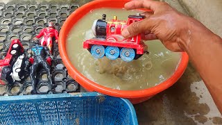 Playing and cleaning muddy Tayo bus, Thomas train and muddy Tayo bus