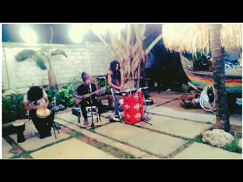 Solo saxophone Trio live looping keren. Ulu Roots acoustic reggae jam session