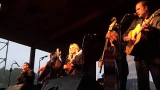 Rhonda Vincent & The Rage / Drivin' Nails In My Coffin