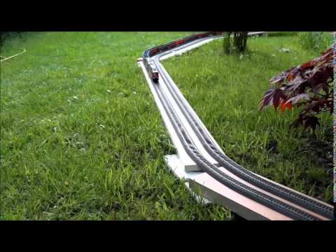 2014 05 01 Auf ueber 30 Meter Gleis durch den Garten