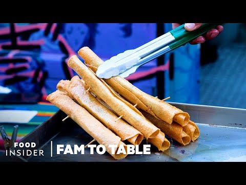 在洛杉磯的美食攤位上，新鮮的Flautas熱氣騰騰，香脆可口，讓人慾罷不能。 (Fresh Flautas Served Hot And Crispy From This LA Food Stand | Fam To Table)