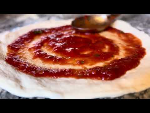 LA NOSTRA PIZZA NAPOLETANA PREPARATA CON CURA