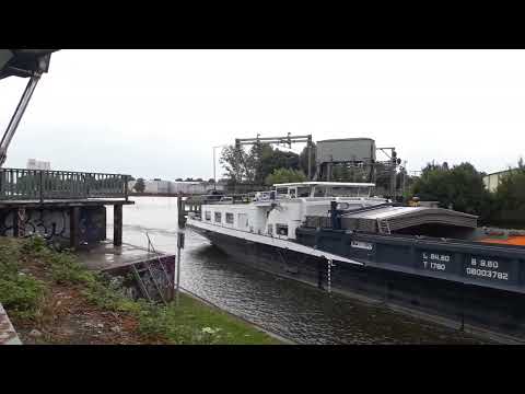 Vorbeifahrt GMS Fidelis unter der Eisenbahnbrücke Oldenburg auf der Hunte.