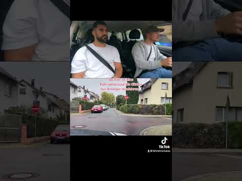 Fahrschüler wird während der Fahrstunde getestet ( Probeprüfung )