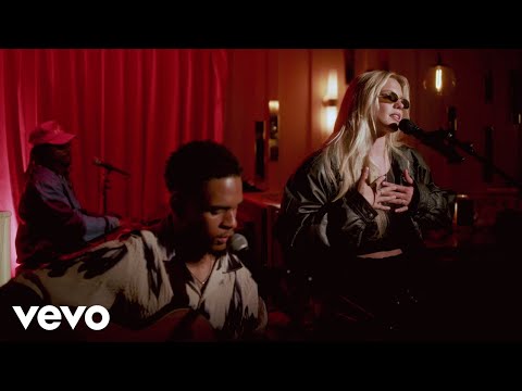 Video thumbnail for Kiss It Kiss It (Live)