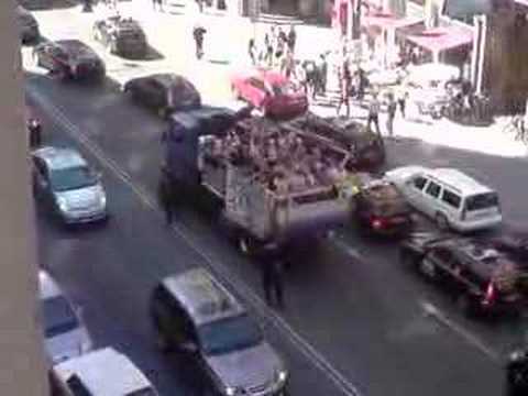 Polisen stoppar studentflak, del 3