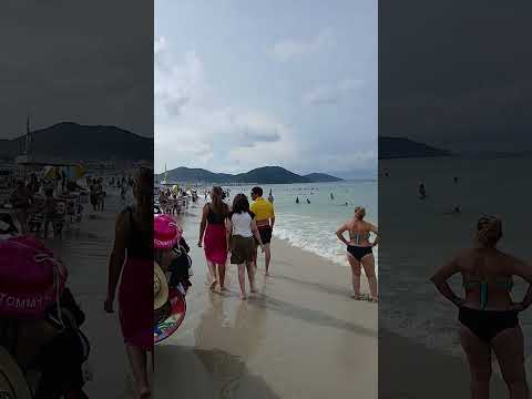 Neste sábado, 01 de fevereiro, uma grande multidão curtindo a praia dos ingleses em Florianópolis