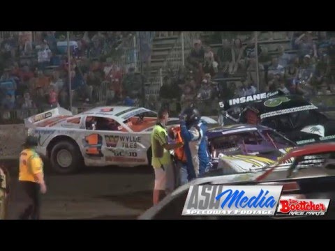 Super Sedans: Harper and Pails Crash - Rockhampton Speedway