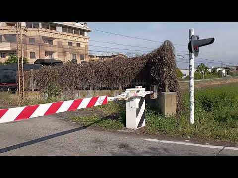 Passaggio a livello di via Pisani Dossi - Novara pt.4 (treno a vapore Novara Varallo 23 aprile 2023)