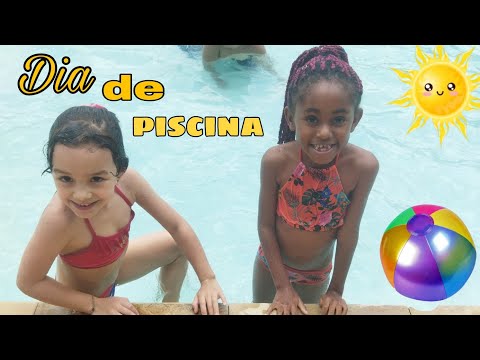 Laurinha brincando na PISCINA com a amiguinha Sarah muita diversão na piscina