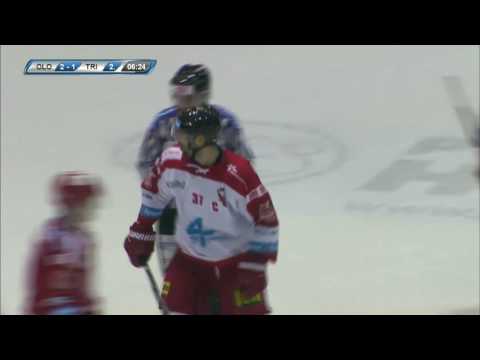 33. kolo TELH: Pád Erika Hrni v utkání HC Olomouc - HC Oceláři Třinec