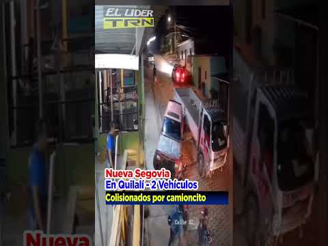 🟡#Nueva SegoviaConductor de camión colisiona dos vehículos uno de ellos estaba Mal  estacionado