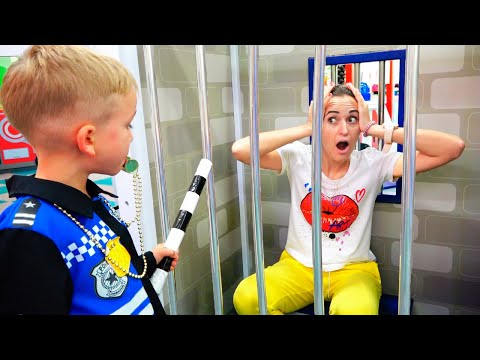 Vlad i mama bawią się w centrum gier dla dzieci