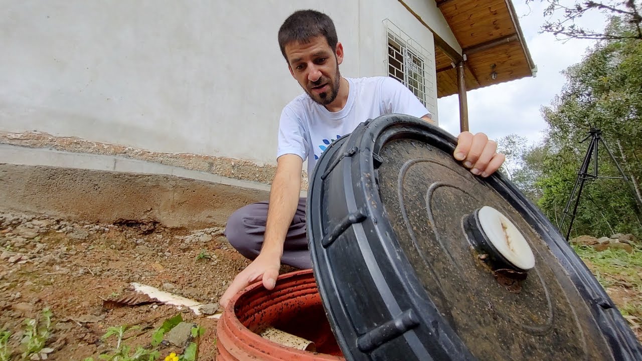 Depois de 1 ANO Abri a Fossa Ecológica e Tive Uma Surpresa!