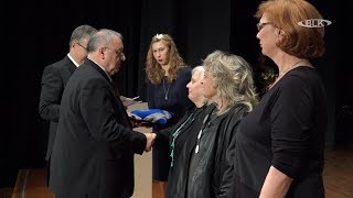 ヴァイセンフェルスのロビー・リッシュ市長の新年の歓迎会で、エドウィナ・タイヘルト、フェリシタス・ジョーダン、コーネリア・ケーニッヒのゲーテジムナジウムでの音楽活動に対して名誉ピンが贈呈されたことは、テレビ報道で認められています。市長へのインタビューは、この賞の重要性についての洞察を提供し、3 人の受賞者の功績を称えます。