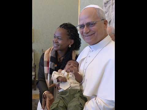 Bebê para de chorar no colo do Papa Leão XIV… #papaleãoxiv #vaticano #bebe #shorts