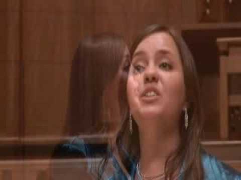 Phoenix Canta uma Canção Lírica 3