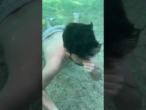 em caldas novas tomando banho na piscina