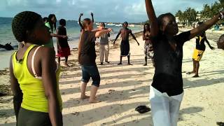 preview picture of video 'Kenya Bay Beach Impromptu Baptisms and Worship Party pt. 3'