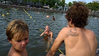 Amsterdamlılar sıcaklarla mücadele için kanal ve nehirlerde yüzüyor