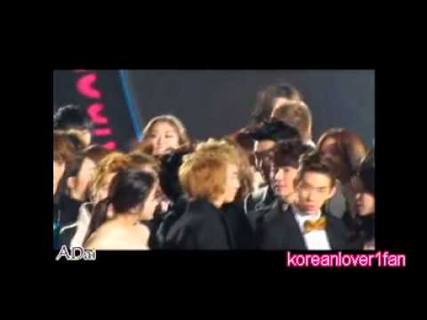 111231 IU&EUNHYUK TALK+HAE LOOKS AT IU!