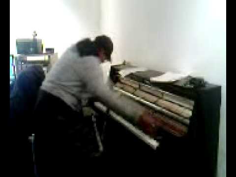 Rolf Zacher spielt Klavier