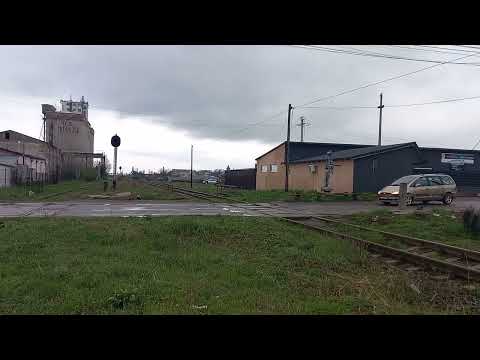 Trenul R5467 Bacău-Piatra Neamț la barieră, în Roznov! Nu uita de like👍👍👍👍👍👍
