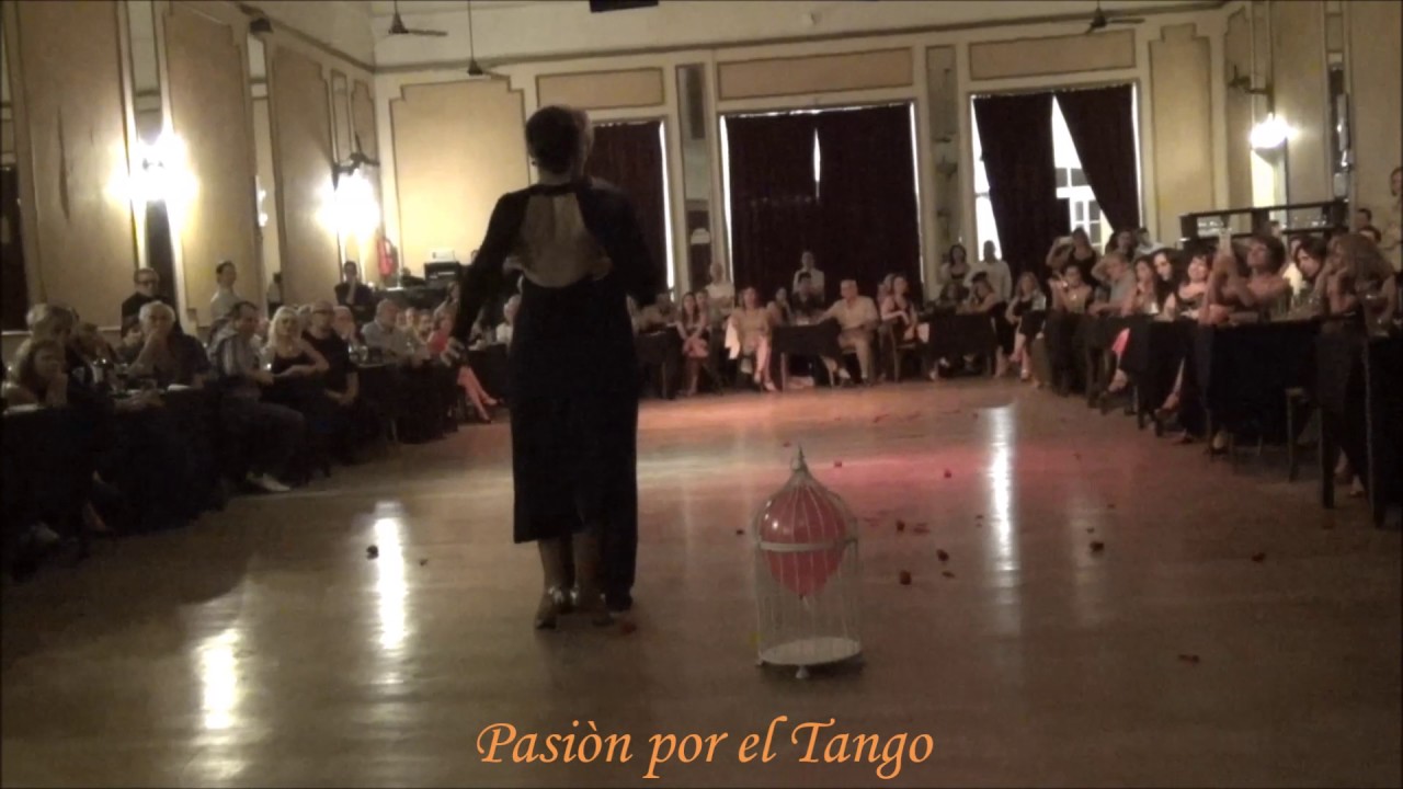 AGUSTINA VIGNAU y HUGO MASTROLORENZO Bailando el Tango BALADA PARA UN LOCO en YIRA YIRA MILONGA