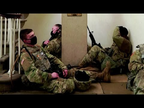 州兵部隊が国会議事堂で昼寝 (National Guard troops nap in Capitol)