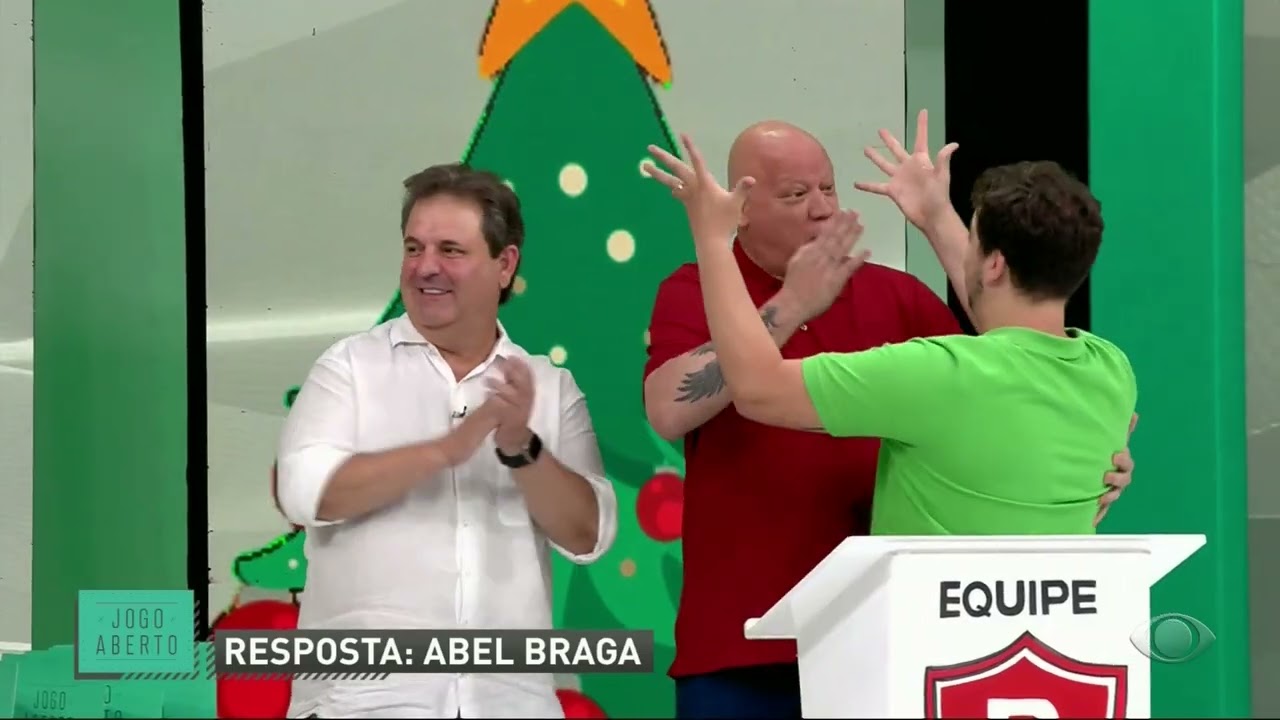 Especial de Natal: Jogo Aberto faz homenagem à Silvio Santos no jogo das três pistas
