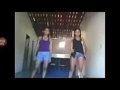 Nein? Um vulto passa na casa e as meninas não perseberam