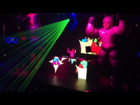 Laidback Luke plays his remix of Austin Leeds feat. Jason Caesar - Close Your Eyes