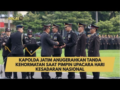 KAPOLDA JATIM ANUGERAHKAN TANDA KEHORMATAN SAAT PIMPIN UPACARA HARI KESADARAN NASIONAL