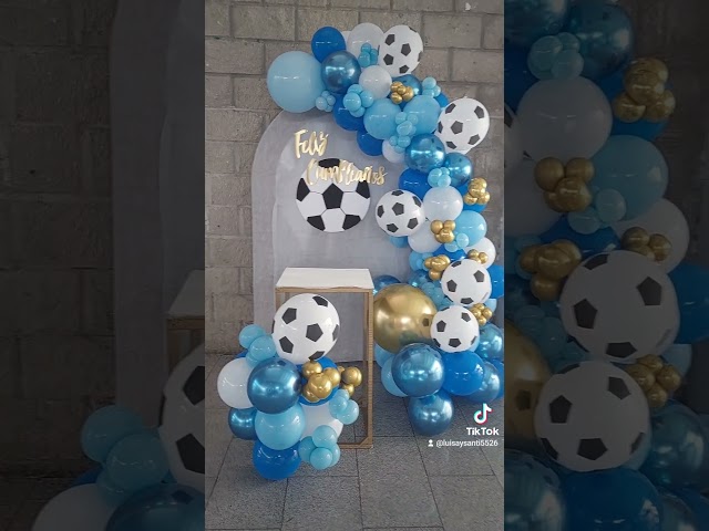 Vídeo relacionado con 2 globos de fútbol de pie para fiesta, globos grandes de aluminio con temática de fútbol con base de campo verde y detalles de corona de estrellas para decoración de fiestas de cumpleaños con temátic