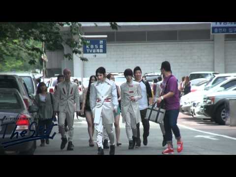 120615 뮤뱅출근길준규.MP4