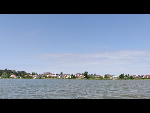 Prom Julek: rejs z Koszalina do Mielna jeziorem Jamno, widok na zabudowę Unieścia i Mielna