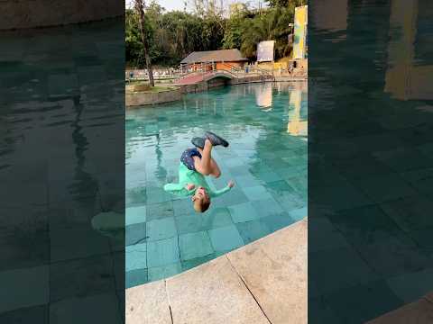 SOMETROLL IN THE POOL