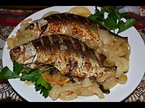Караси запеченные на луковой подушке.