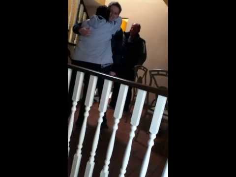 EMOŢIONANT! Reacţia unor părinţi c&acirc;nd &icirc;şi revăd fiul cu 60 de kilograme mai slab!