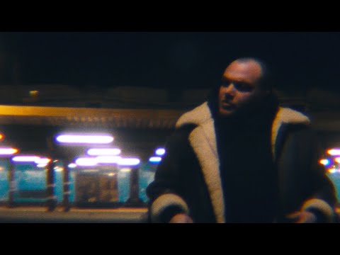 Max Darmon - Merci pour ce cadeau (Clip officiel)  © Max Darmon