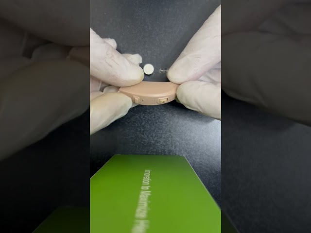 • جهاز تضخيم الصوت لضعاف السمع خلف الأذن