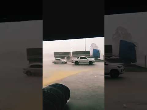 Cobertura de posto desaba após tempestade em Boa Nova, na Bahia